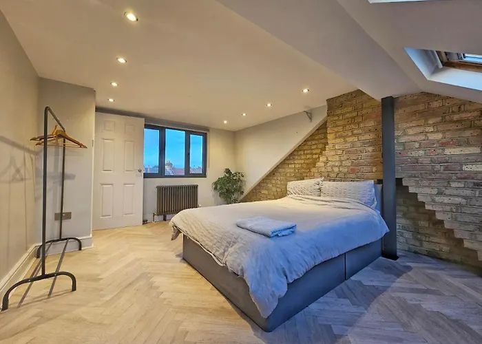 Contemporary 3 Bed House With Spacious Garden Close To Stratford & Canary Wharf