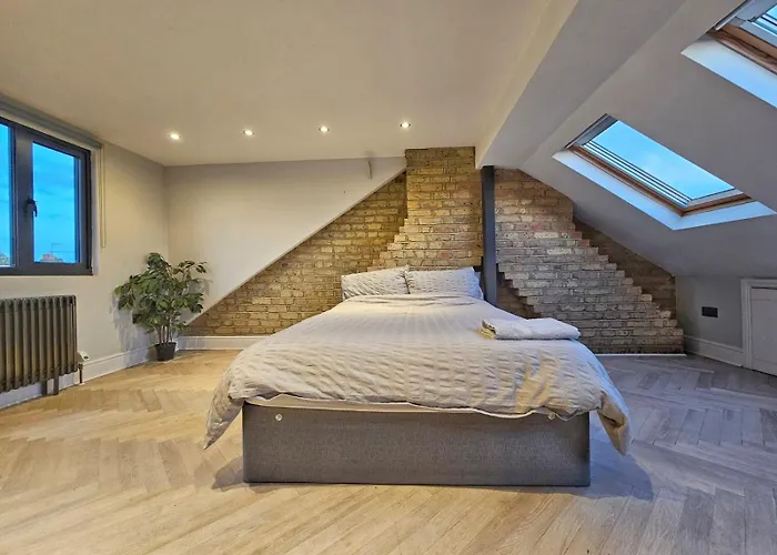 Contemporary 3 Bed House With Spacious Garden Close To Stratford & Canary Wharf