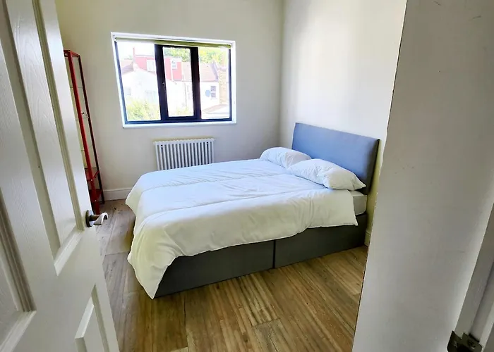 Contemporary 3 Bed House With Spacious Garden Close To Stratford & Canary Wharf