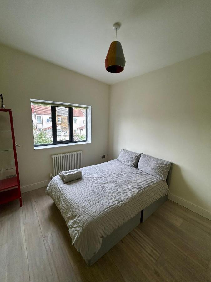 Contemporary 3 Bed House With Spacious Garden Close To Stratford & Canary Wharf Проживание в семье Лондон